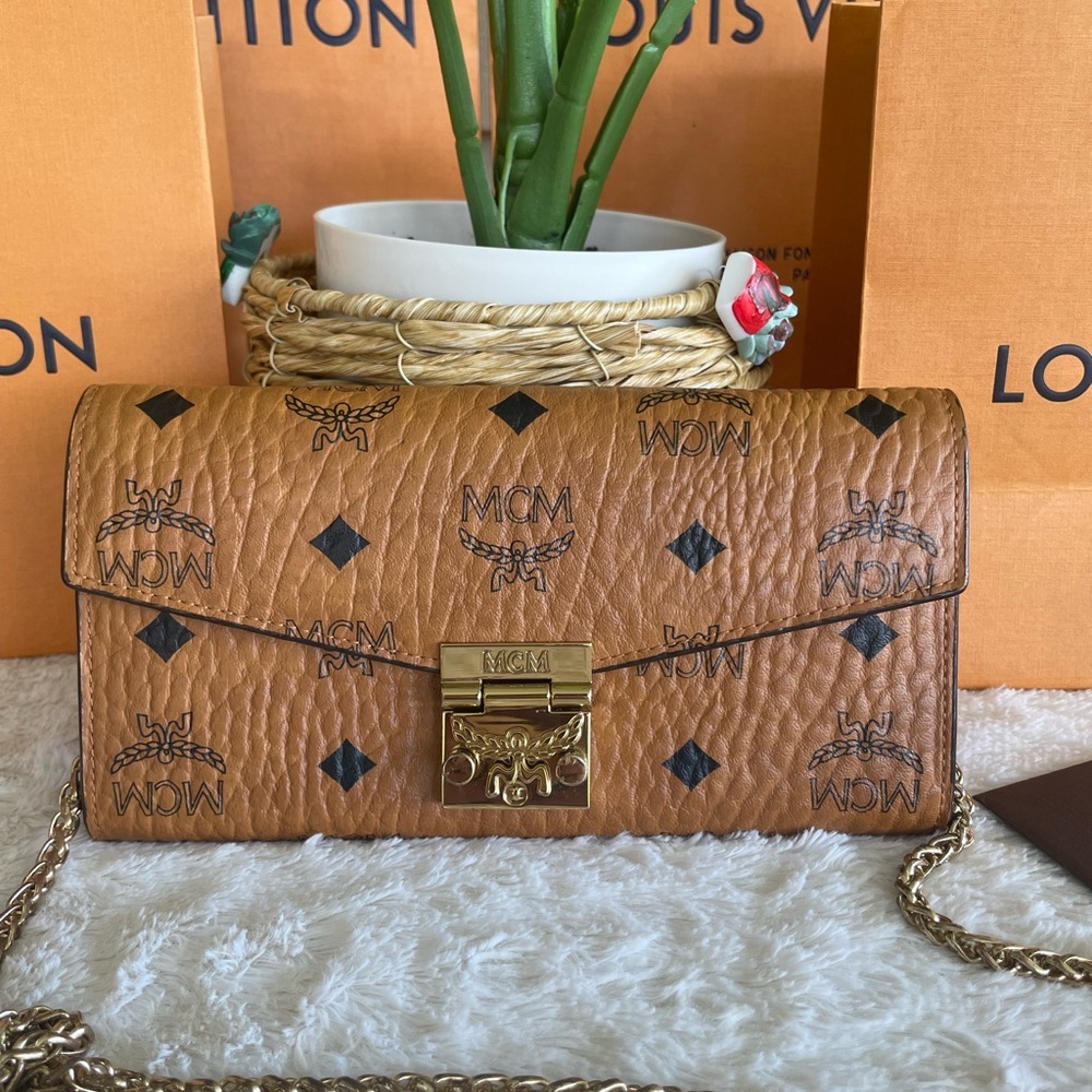 Mcm wallet with chain🤎🤎🤎🤎🤎💛💛💛💛